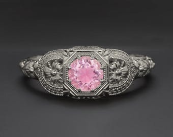 Anillo solitario de platino con turmalina rosa de estilo vintage, diseño floral Art Déco (MTO-3974-PTOUR-PT)
