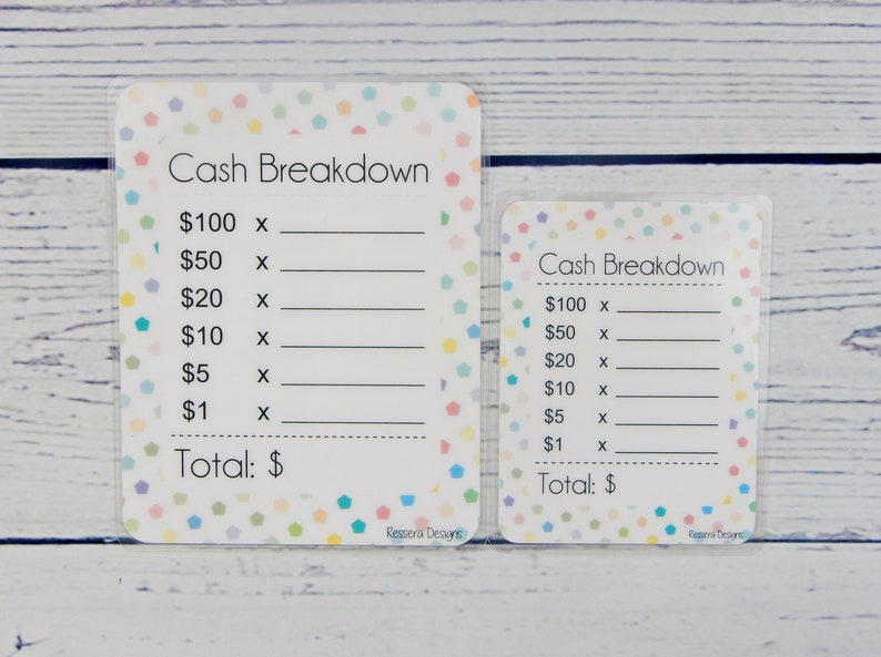 K&ouml;nnte beinhalten: Zwei wei&szlig;e Karten mit einem bunten Konfetti-Muster und dem aufgedruckten Text "Cash Breakdown". Die Karten haben Zeilen zum Auflisten von Geldbetr&auml;gen in St&uuml;ckelungen von 100 &euro;, 50 &euro;, 20 &euro;, 10 &euro;, 5 &euro; und 1 &euro;. Jede Karte hat eine Zeile f&uuml;r einen Gesamtbetrag.
