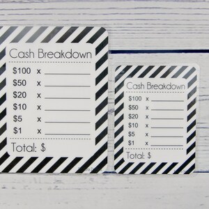 K&ouml;nnte beinhalten: Zwei schwarz-wei&szlig; gestreifte Karten mit dem Text "Cash Breakdown" und einer Liste von St&uuml;ckelungen mit Platz zum Eintragen der Anzahl der einzelnen Scheine. Die St&uuml;ckelungen sind 100 &euro;, 50 &euro;, 20 &euro;, 10 &euro;, 5 &euro; und 1 &euro;. Am unteren Rand jeder Karte befindet sich ein Platz zum Eintragen des Gesamtbetrags.