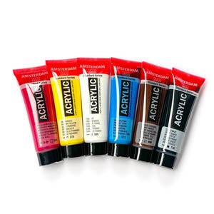 K&ouml;nnte beinhalten: Ein Satz mit zehn Tuben Amsterdam Standard Series Acrylfarbe. Die Tuben sind in einer Reihe von links nach rechts angeordnet, wobei die Kappen zum Betrachter zeigen. Die Farben der Farbe sind Rot, Gelb, Wei&szlig;, Blau, Braun und Schwarz.