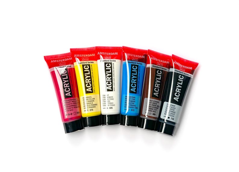 K&ouml;nnte beinhalten: Ein Satz mit zehn Tuben Amsterdam Standard Series Acrylfarbe. Die Tuben sind in einer Reihe von links nach rechts angeordnet, wobei die Kappen zum Betrachter zeigen. Die Farben der Farbe sind Rot, Gelb, Wei&szlig;, Blau, Braun und Schwarz.