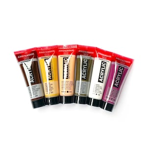 K&ouml;nnte beinhalten: Sechs Tuben Amsterdam Standard Series Acrylfarbe. Die Tuben sind mit dem Markennamen und dem Farbnamen beschriftet. Die Farben sind Braun, Gelb, Beige, Grau, Wei&szlig; und Rosa.
