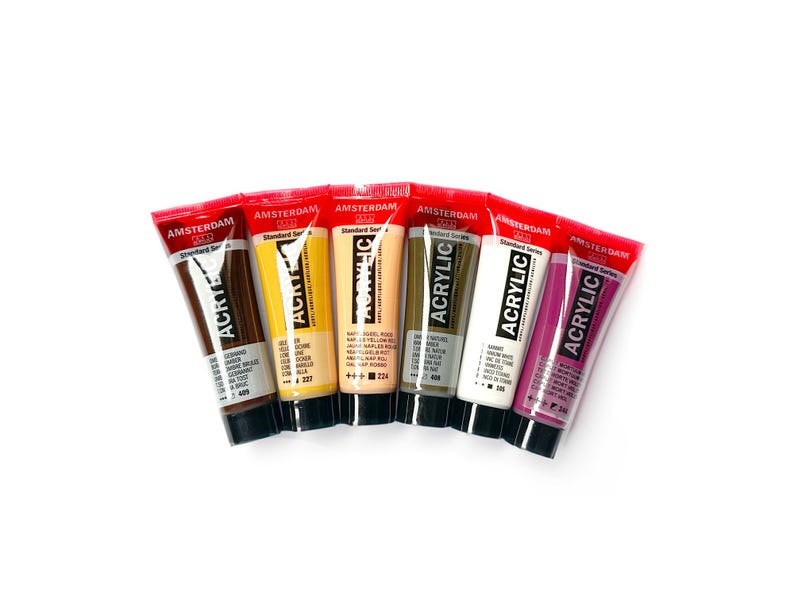 K&ouml;nnte beinhalten: Sechs Tuben Amsterdam Standard Series Acrylfarbe. Die Tuben sind mit dem Markennamen und dem Farbnamen beschriftet. Die Farben sind Braun, Gelb, Beige, Grau, Wei&szlig; und Rosa.