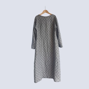Gepunktetes Maxikleid für Frau, bescheidenes Kleid mit langen Ärmeln, Tunika aus grauem Leinen und Wolle
