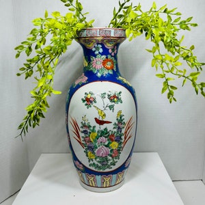 20th C Famille Rose Vase Porcelain Hand Painted Asian Chinese Vase