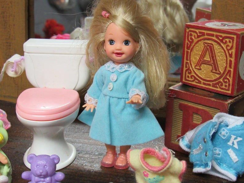 Vintage Barbie S Little Sister Kelly Potty Training Toilet Clothes Toys And Bottles Chair Baby Doll Trainer