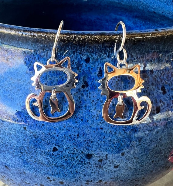 Cat earrings, Taxco silver, cat with fish danglin… - image 3