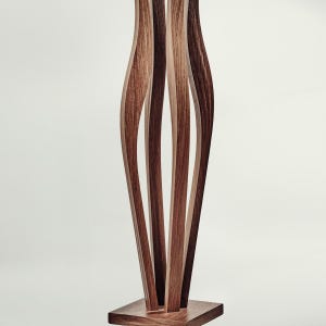 Soporte alto para plantas de interior, pilar curvo de ratán para suelo, soporte de madera para macetas, nogal/roble único hecho a mano. imagen 5