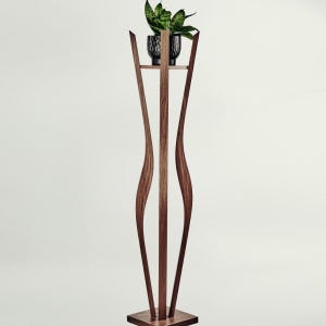 Soporte alto para plantas de interior, pilar curvo de ratán para suelo, soporte de madera para macetas, nogal/roble único hecho a mano.