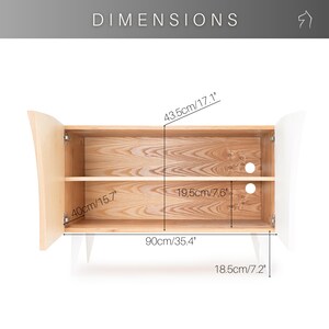 K&ouml;nnte beinhalten: Ein Holzschr&auml;nkchen mit zwei T&uuml;ren und zwei Regalen. Der Schrank ist 90 cm breit, 43,5 cm hoch und 40 cm tief. Der Schrank hat eine helle Holzoptik und wei&szlig;e Beine.