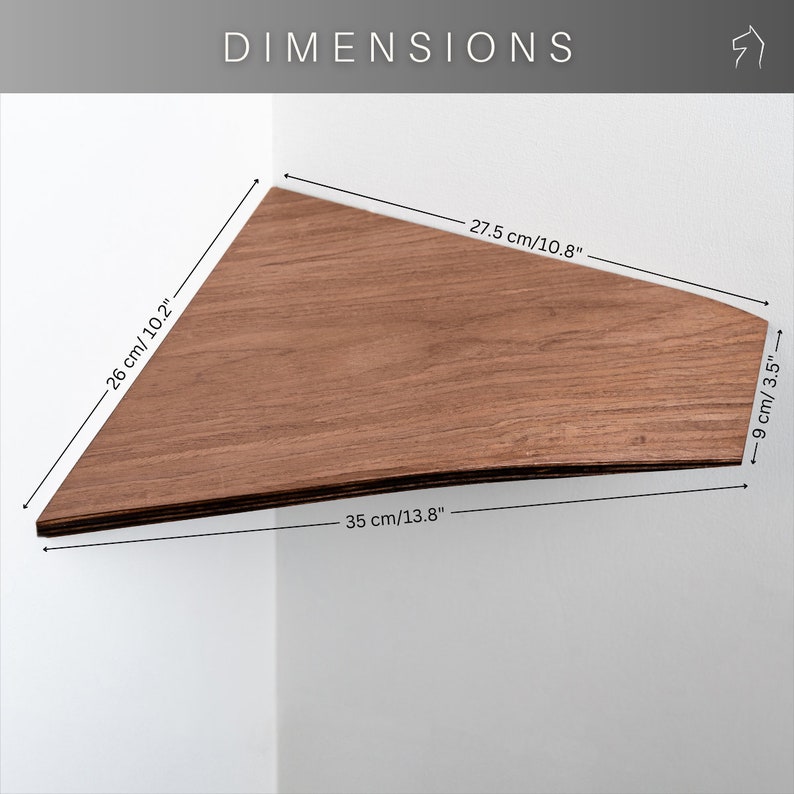 Op de afbeelding: Een driehoekig houten plankje, afmetingen: 35 cm lang, 26 cm breed en 9 cm diep. De plank is bruin en bevestigd aan een witte muur. Het woord "DIMENSIONS" staat bovenaan.