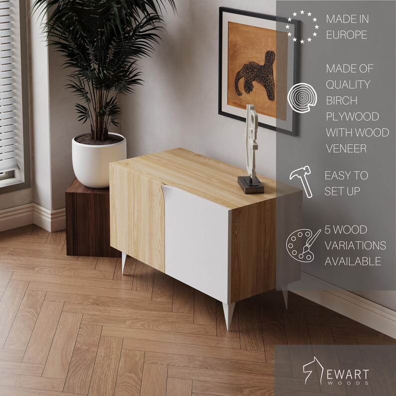 K&ouml;nnte beinhalten: Ein heller Holzschrank mit einer wei&szlig;en T&uuml;r und einer Holzmaserung. Der Schrank steht auf einem Holzboden und hat ein modernes Design. Der Text auf dem Bild lautet "Made in Europe", "Hergestellt aus hochwertigem Birkenholz-Sperrholz mit Holzfurnier", "Einfach aufzubauen", und "5 Holzvarianten verf&uuml;gbar".