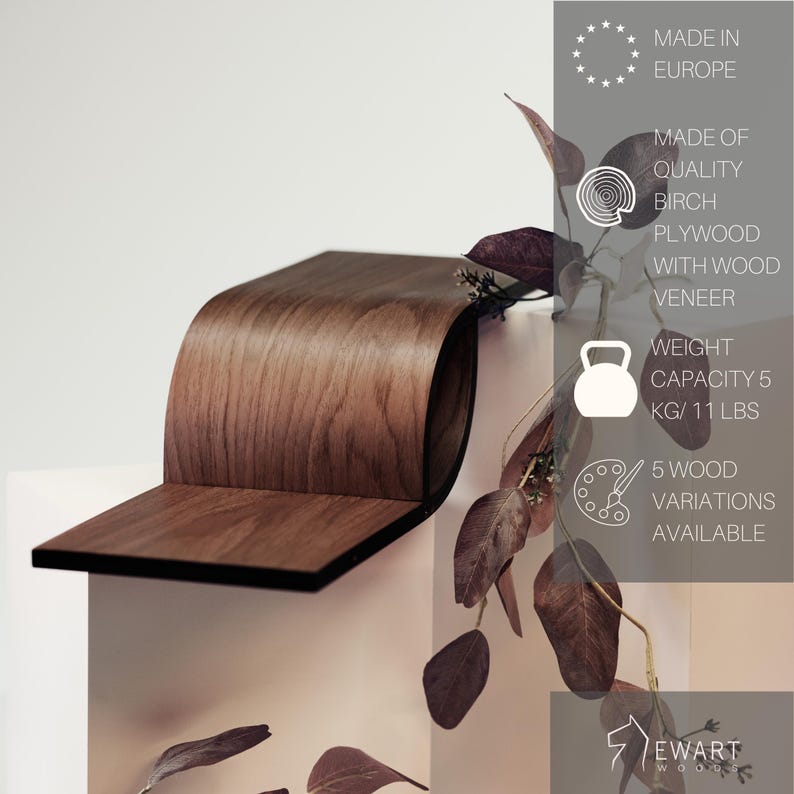 Pu&ograve; includere: Mensola in legno curva moderna, finitura marrone scuro. Realizzata in compensato di betulla con impiallacciatura di legno, capacit&agrave; 5 kg. Design minimalista con una forma fluida unica. Prodotto in Europa.