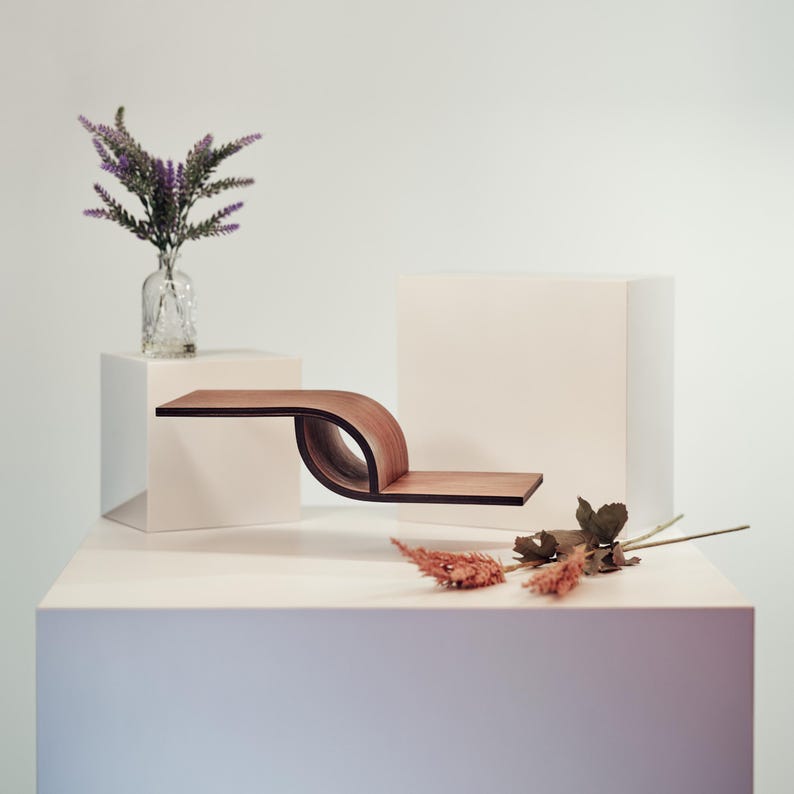 Petite étagère murale flottante en bois courbé, Étagère décorative design moderne, Déco minimaliste Salon / chambre