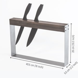 Knife holder with a dark wooden top and silver metal frame, holding two black-handled knives, featuring dimensions of 40.5 cm in width, 26 cm in height, and 5.5 cm in depth, displayed against a white background.