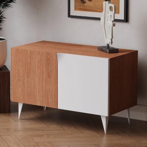 K&ouml;nnte beinhalten: Ein moderner Holzschrank mit einer wei&szlig;en T&uuml;r und einer Holzmaserung. Der Schrank hat vier Beine und steht auf einem Holzboden.