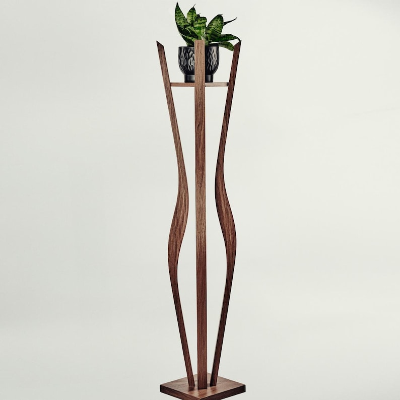 Soporte alto para plantas de interior, pilar curvo de ratán para suelo, soporte de madera para macetas, nogal/roble único hecho a mano. imagen 1