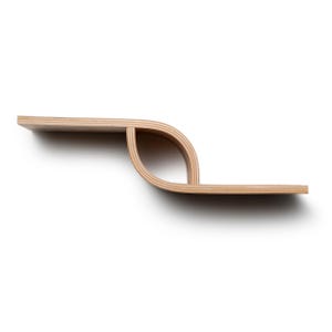 Pu&ograve; includere: Una mensola moderna in legno chiaro con un design curvo unico. La mensola presenta una sezione orizzontale collegata a una forma curva a forma di foglia, creando uno spazio aperto. La venatura del legno &egrave; visibile.