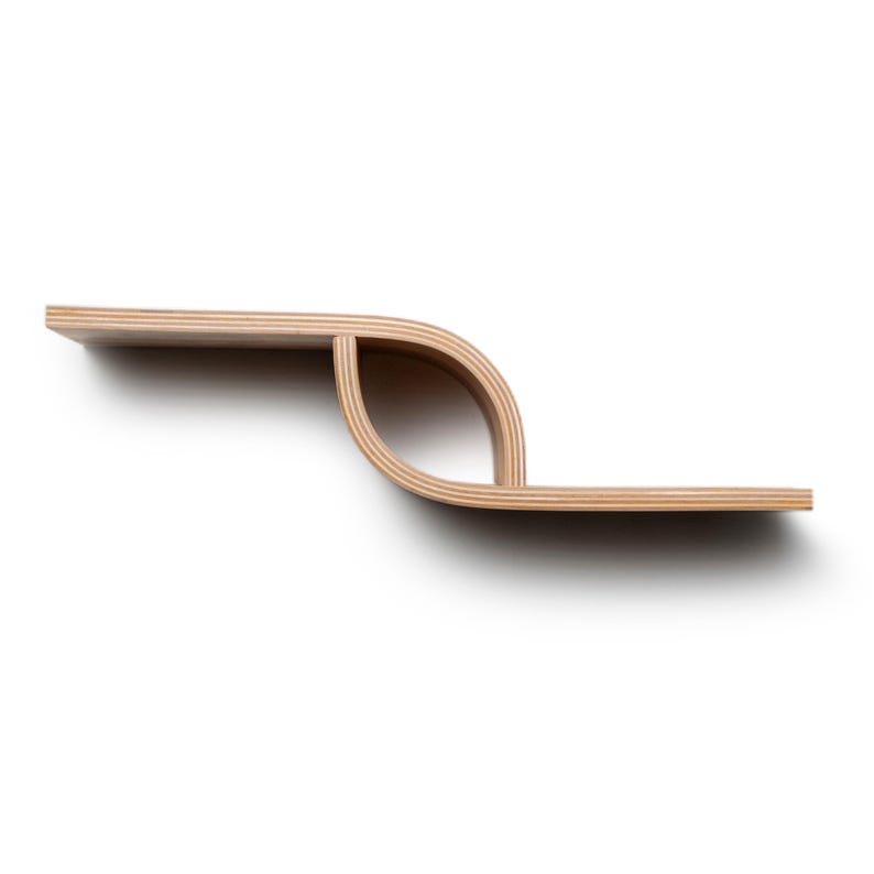 Pu&ograve; includere: Una mensola moderna in legno chiaro con un design curvo unico. La mensola presenta una sezione orizzontale collegata a una forma curva a forma di foglia, creando uno spazio aperto. La venatura del legno &egrave; visibile.