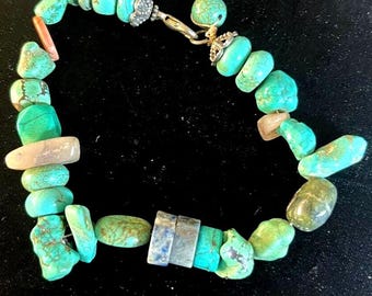 Pulsera de plata con piedras preciosas y cuentas de turquesa