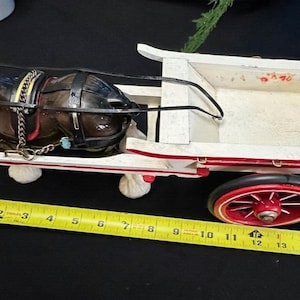 Weißer Farmwagen mit 1 Clydesdale - John L. Black Collection