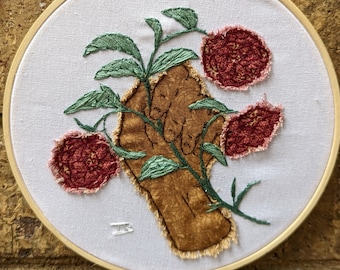 Broderie de fleurs et de mains