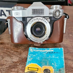 vintage Zeiss Ikon Contrafle Synchro Compur, objectif Carl Zeiss, F2.8, 50 mm, et livre