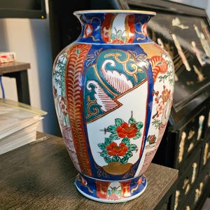 Colorful detailed hand painted Gold Imari Vase