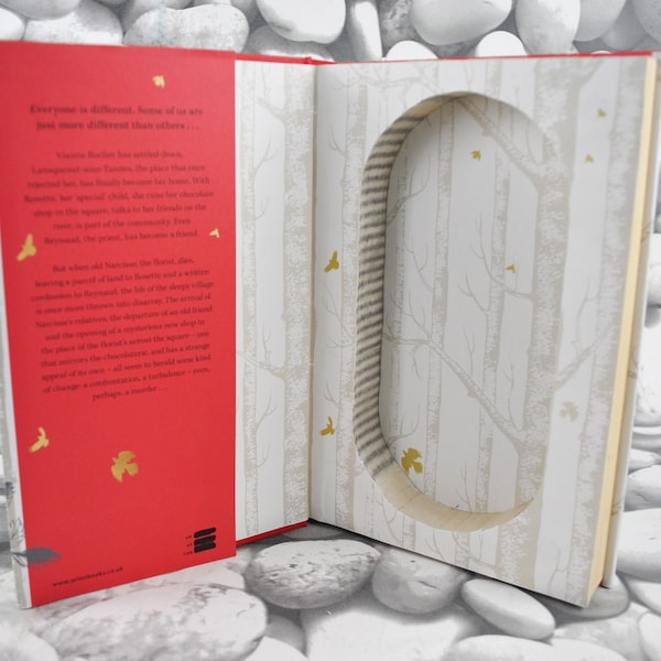 Het Strawberry Thief Book Safe Hollow Book (gemaakt van tweedehands boek) met magneetbehuizing