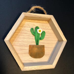 Miniature di cactus assortite in carta con quilling in cornice di legno; cornice esagonale in legno con quilling; cactus saguaro, fico d'india e barile