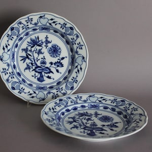 2 platte saladeborden van 21,5 cm, Dubi Bohemia Tsjechoslowakije porselein met uienpatroon
