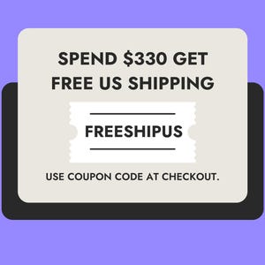 Pu&ograve; includere: Un grafico rettangolare con centro beige chiaro e bordo scuro su sfondo viola. Il testo recita: SPEND $330 GET FREE US SHIPPING. Un grafico a forma di biglietto bianco mostra il codice FREESHIPUS. Sotto, il testo recita: USE COUPON CODE AT CHECKOUT.
