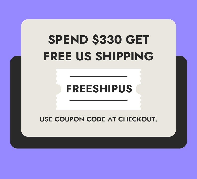 Pu&ograve; includere: Un grafico rettangolare con centro beige chiaro e bordo scuro su sfondo viola. Il testo recita: SPEND $330 GET FREE US SHIPPING. Un grafico a forma di biglietto bianco mostra il codice FREESHIPUS. Sotto, il testo recita: USE COUPON CODE AT CHECKOUT.