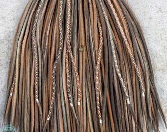 Dreadlocks biondo-castani: dreadlocks in lana multicolore nei toni della terra, extension per dreadlock in lana merino extra morbida