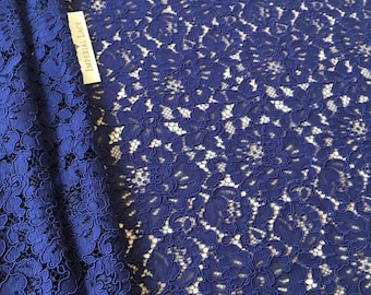 Blauwe Alencon-kantstof, geschulpte rand, 59 inch breed, op maat gesneden