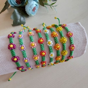 macrame daisy bracelet, boho flower jewelry, daisy chain accessories, flower macrame bracelet, colorful friendship bracelet, knotted jewelry