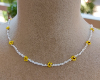 Daisy beaded necklace, flower beaded necklace, daisy beaded choker, summer beach accessories, beaded necklace, daisy beaded jewelry