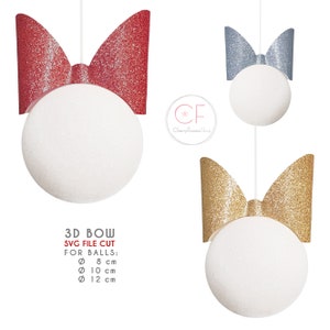 Può includere: Tre sfere di polistirolo bianche con fiocchi di glitter appesi al soffitto. I fiocchi sono rosso, oro e blu. Il testo "3D BOW SVG FILE CUT FOR BALLS: 8 cm, 10 cm, 12 cm" è sotto le sfere. Il testo "CF Cherry Flowers Shop" è in un cerchio sotto il fiocco rosso.