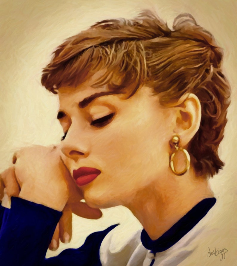 Peut inclure: Portrait de femme aux cheveux bruns courts, rouge &agrave; l&egrave;vres rouge et boucles d'oreilles dor&eacute;es. Elle porte une chemise blanche avec une bordure bleu marine et une manche bleu marine. Style artistique vintage.