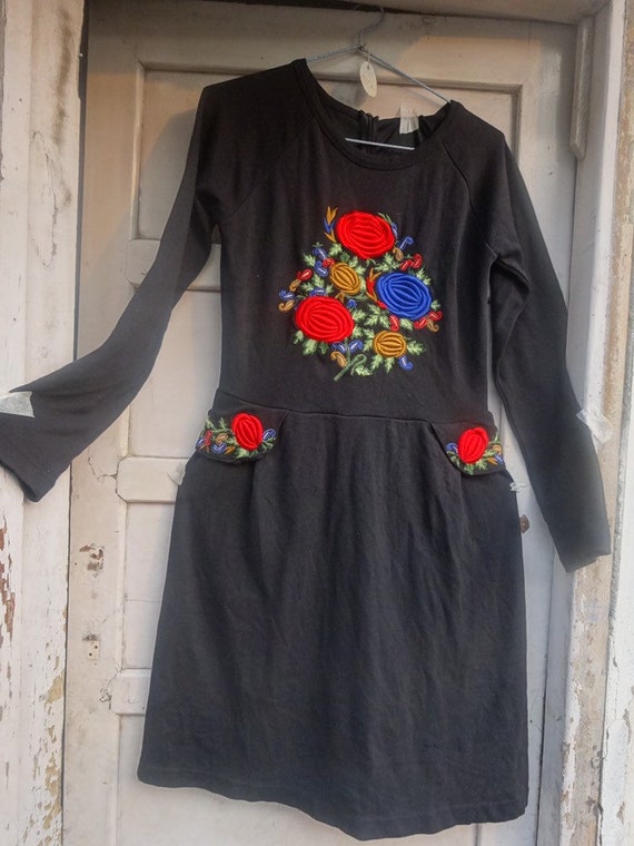 SALE! Vintage  80s/90s black dress, red blue rust… - image 7