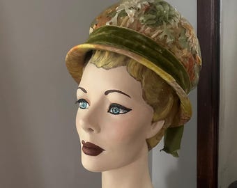 Cappello a secchiello con fiori anni '60, cappello floreale anni '60, cappello formale vintage, bordo in velluto verde, cappello floreale arancione e giallo, cappello floreale 3D, cappello autunnale vintage