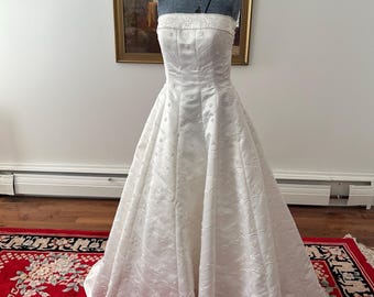Suknia ślubna w stylu vintage z białej koronki, suknia ślubna z lat 90. ręcznie zdobiona koralikami, biała sukienka z lat 90. z koralikami, suknia ślubna bez ramiączek, formalna suknia z koralikami w stylu vintage