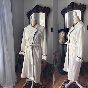 Vintage Vanity Fair Robe, 80s Ivory With Black Trim Robe, Vintage Soft Fleece Robe, Size Small Robe, Vanity Fair Robe, House Coat, Gift