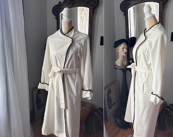 Vintage Vanity Fair Robe, 80s Ivory With Black Trim Robe, Vintage Soft Fleece Robe, Size Small Robe, Vanity Fair Robe, House Coat, Gift