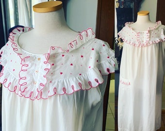 50s Heart Nightgown, Vintage Embroidered Heart Nightgown, White Nightie Pink Hearts, Size Medium Nightgown, Barbizon Nightgown