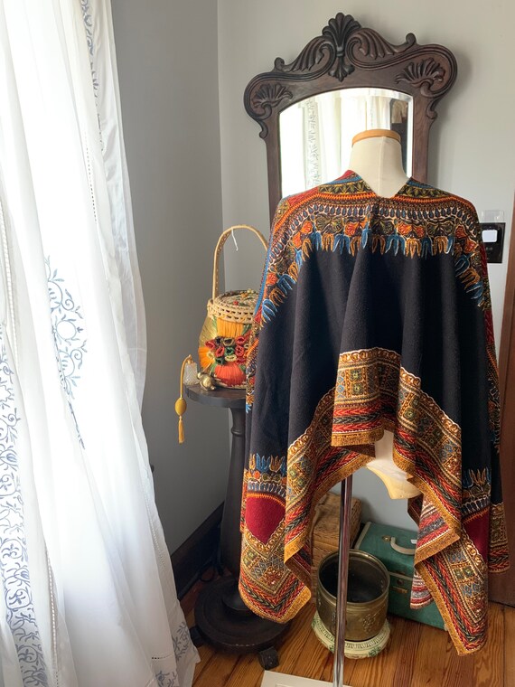 70s Boho Poncho, Colorful Pattern Finely Woven Po… - image 10