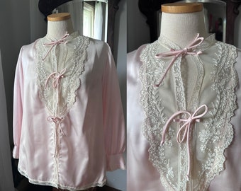 veste de lit rose poudré vintage, chemisier taille moyenne, chemisier cottagecore, veste de lit iris des années 80, haut de pyjama rose poudré vintage, peignoir rose