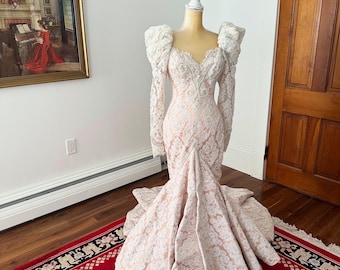 Vestido de novia vintage de diseñador, vestido de novia en tono oro rosa, vestido de novia de los años 90, vestido con encaje, vestido de novia estilo sirena, bordado a mano con cuentas.