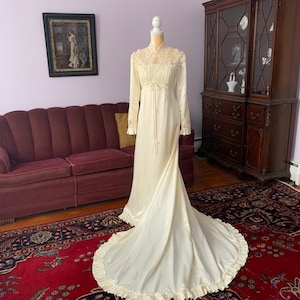Vintage Ecru Satin Wedding Gown, 60s Does 40s Wedding Dress, Boho Lace Appliqué Wedding Dress, Frilly Trim, Long Sleeves, Size Small