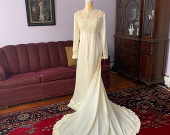 Suknia ślubna w stylu vintage ecru satynowy, suknia ślubna z lat 60. i 40., boho koronkowa aplikacja, falbaniaste wykończenie, długie rękawy, rozmiar mały